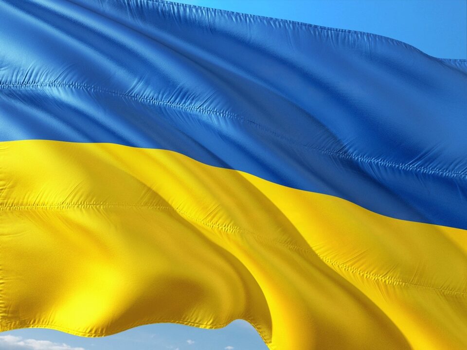 Bandiera sventolante dell'Ucraina. La bandiera è divisa in due parti. Quella superiore e di colore blu e quella inferiore di colore giallo.
